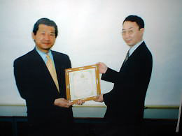 写真（左：日本モンゴル友好交流協会会長 熊野 活行右：モンゴル国 文部大臣Auimed Battor）